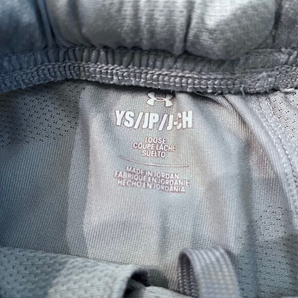 Under Armour Boy's SM Gray Camo Pattern Athletic Loose Fit Shorts - Picture 4 of 4